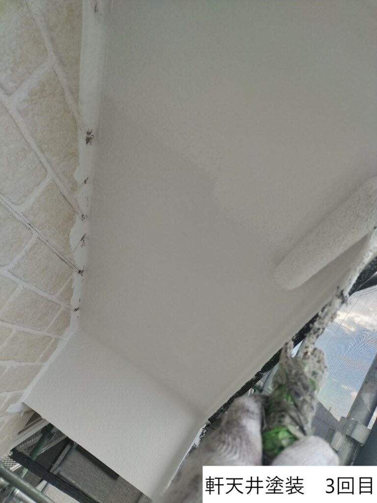 軒天塗装の3回目を行います。